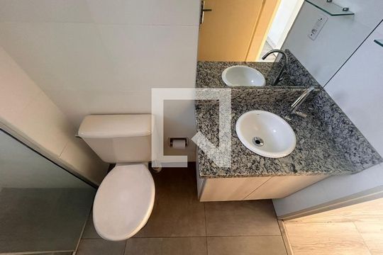 Banheiro de apartamento à venda com 2 quartos, 55m² em Centro, Canoas