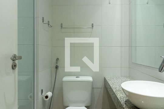 Banheiro de apartamento para alugar com 1 quarto, 26m² em Granja Viana, Cotia