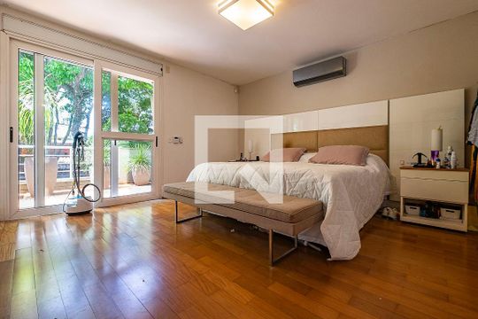 Suíte 1 de casa para alugar com 4 quartos, 400m² em Alto de Pinheiros, São Paulo
