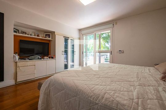 Suíte 1 de casa para alugar com 4 quartos, 400m² em Alto de Pinheiros, São Paulo