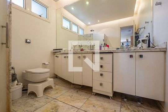 Suíte 1 - Banheiro de casa para alugar com 4 quartos, 400m² em Alto de Pinheiros, São Paulo