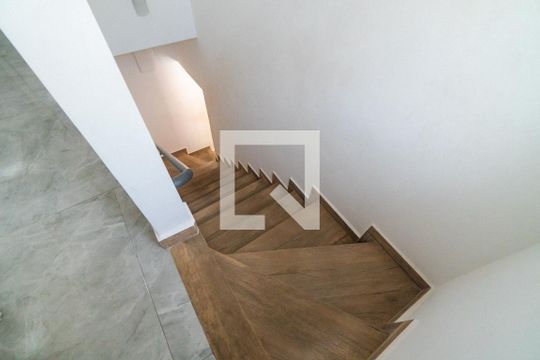 Escada de casa para alugar com 5 quartos, 280m² em Planalto Paulista, São Paulo