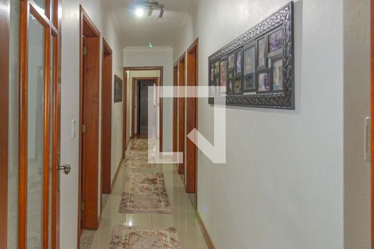 corredor dormitórios de casa à venda com 4 quartos, 476m² em Nossa Senhora das Graças, Canoas