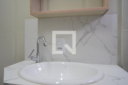 Banheiro de kitnet/studio para alugar com 1 quarto, 19m² em Saco Grande, Florianópolis