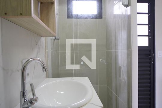 Banheiro de kitnet/studio para alugar com 1 quarto, 19m² em Saco Grande, Florianópolis