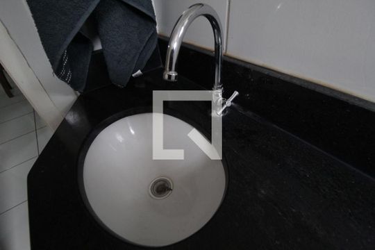Banheiro Social de apartamento para alugar com 2 quartos, 45m² em Gávea, Uberlândia