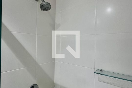 Banheiro de kitnet/studio para alugar com 0 quarto, 35m² em Jardim Aeroporto, São Paulo