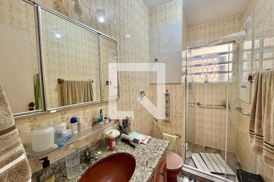Banheiro de casa de condomínio à venda com 3 quartos, 250m² em Taquara, Rio de Janeiro