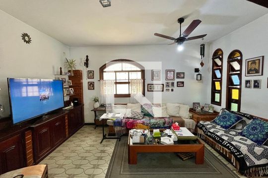 Sala de TV de casa de condomínio à venda com 3 quartos, 250m² em Taquara, Rio de Janeiro