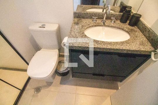 Banheiro de kitnet/studio à venda com 1 quarto, 23m² em Santo Amaro, São Paulo