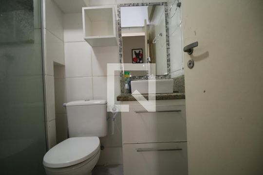 Banheiro de apartamento para alugar com 2 quartos, 47m² em Irajá, Rio de Janeiro