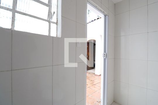 Banheiro de serviço de casa para alugar com 2 quartos, 120m² em Vila Romana, São Paulo