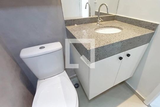 Banheiro de kitnet/studio para alugar com 1 quarto, 30m² em Perdizes, São Paulo