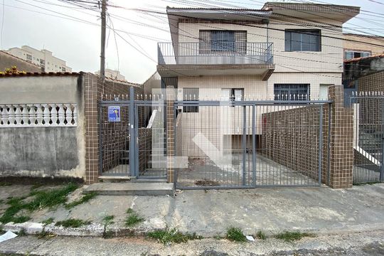 Fachada com plaquinha de casa para alugar com 2 quartos, 100m² em Vila Medeiros, São Paulo