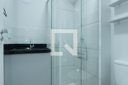 Banheiro de kitnet/studio à venda com 1 quarto, 18m² em Vila Guarani (zona Sul), São Paulo