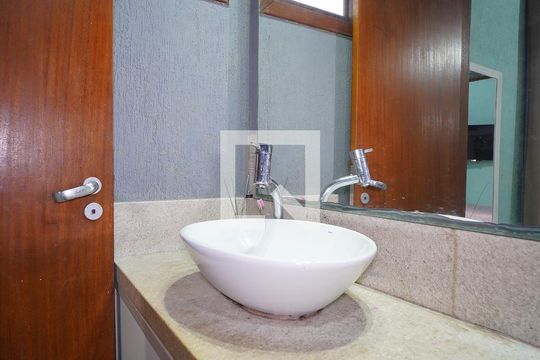 Banheiro da Suíte 1 de casa para alugar com 2 quartos, 110m² em Campeche, Florianópolis