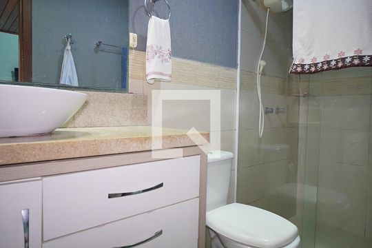 Banheiro da Suíte 1 de casa para alugar com 2 quartos, 110m² em Campeche, Florianópolis