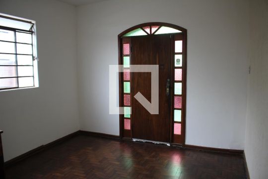 Casa para alugar com 5 quartos, 350m² em Califórnia, Belo Horizonte