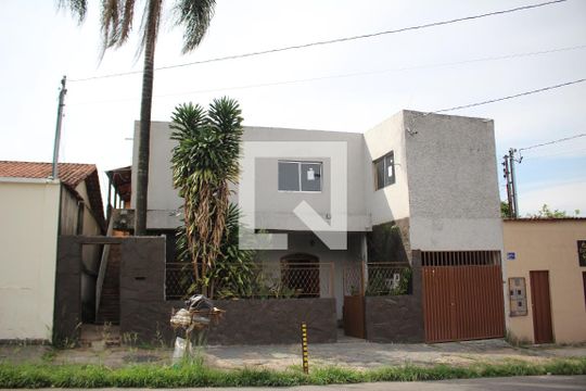 Fachada de casa para alugar com 5 quartos, 350m² em Califórnia, Belo Horizonte