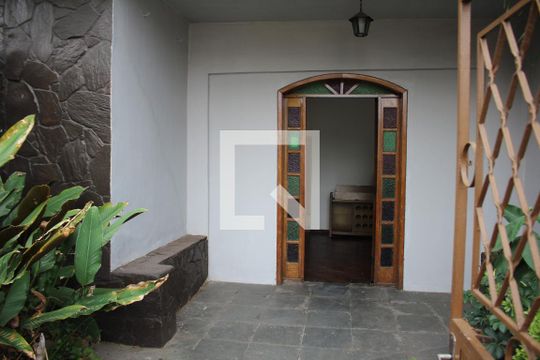Quintal de casa para alugar com 5 quartos, 350m² em Califórnia, Belo Horizonte