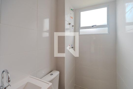 Banheiro de apartamento para alugar com 2 quartos, 42m² em Cavalhada, Porto Alegre