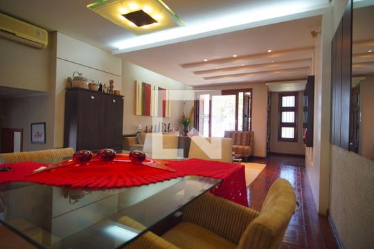 Casa à venda com 4 quartos, 270m² em Vila Ipiranga, Porto Alegre