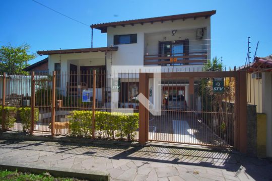 Fachada de casa à venda com 4 quartos, 270m² em Vila Ipiranga, Porto Alegre