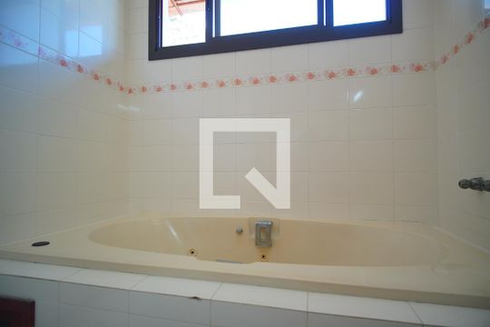 Banheiro da Suíte 1 - Banheira de casa à venda com 4 quartos, 270m² em Vila Ipiranga, Porto Alegre