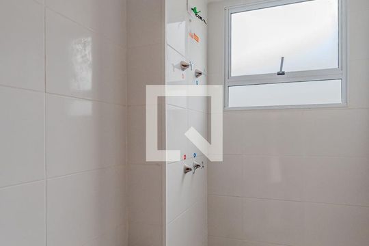 Banheiro de apartamento para alugar com 2 quartos, 42m² em Cavalhada, Porto Alegre