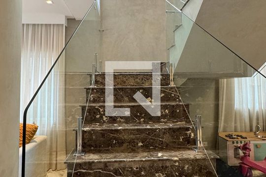 Escada de casa de condomínio à venda com 3 quartos, 453m² em Alphaville, Santana de Parnaíba