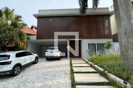 Fachada de casa de condomínio à venda com 3 quartos, 453m² em Alphaville, Santana de Parnaíba