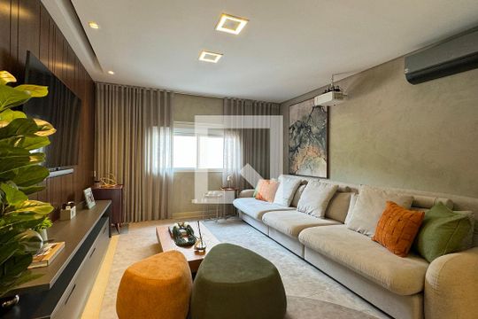 Sala de TV de casa de condomínio à venda com 3 quartos, 453m² em Alphaville, Santana de Parnaíba