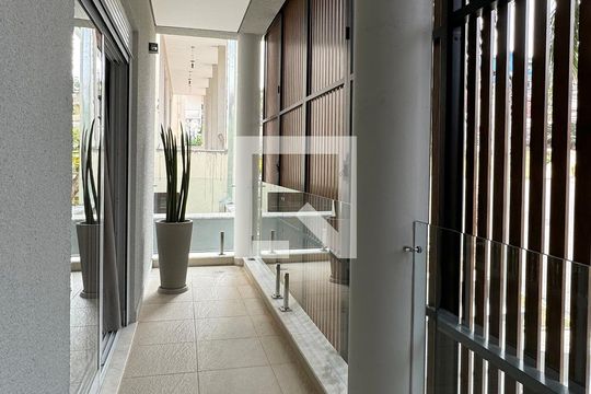 sacada da Suíte 1 de casa de condomínio à venda com 3 quartos, 453m² em Alphaville, Santana de Parnaíba