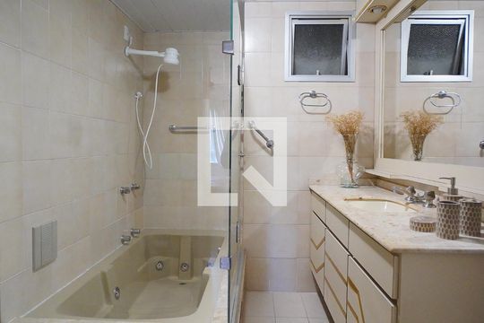 Banheiro de apartamento para alugar com 4 quartos, 165m² em Agronômica, Florianópolis