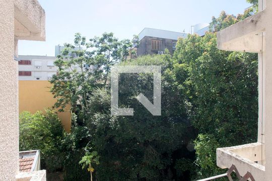 Cozinha + Área de Serviço Vista de apartamento para alugar com 1 quarto, 45m² em Centro Histórico, Porto Alegre