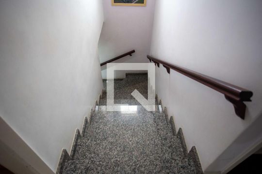 Escada de casa à venda com 3 quartos, 241m² em Centro, Diadema