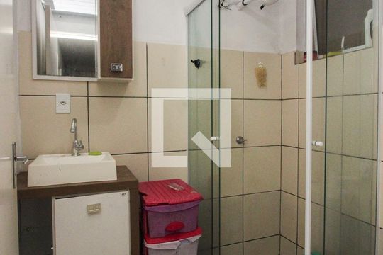 Banheiro de apartamento à venda com 2 quartos, 43m² em Glória, Porto Alegre