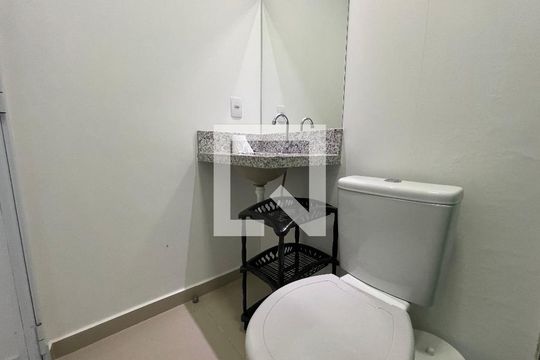 Banheiro kitnet de kitnet/studio para alugar com 1 quarto, 20m² em Vila Butantã, São Paulo