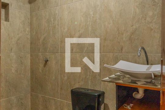 Banheiro de casa de condomínio para alugar com 2 quartos, 70m² em Cavalhada, Porto Alegre