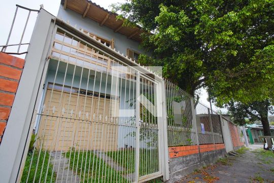 Fachada de casa à venda com 3 quartos, 180m² em Sarandi, Porto Alegre