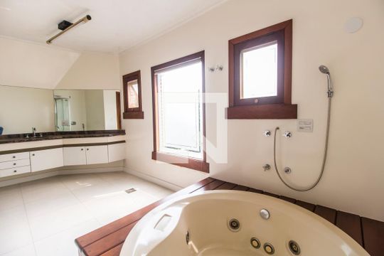 Banheiro da Suíte de casa de condomínio para alugar com 7 quartos, 575m² em Alphaville, Santana de Parnaíba