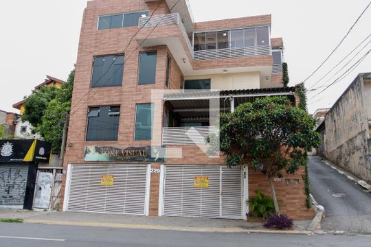 Fachada de casa à venda com 2 quartos, 130m² em Km 18, Osasco