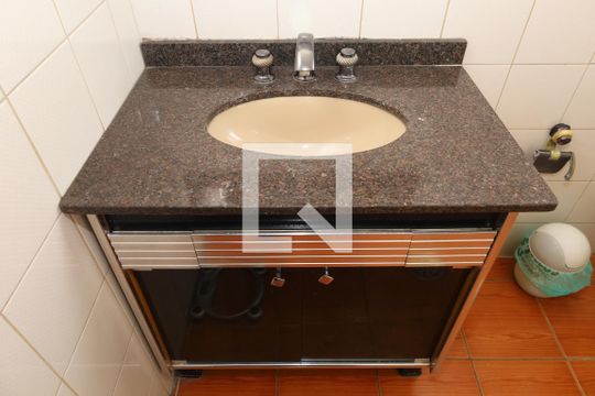 Banheiro 2 de casa à venda com 5 quartos, 250m² em Vila Carmosina, São Paulo
