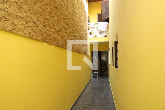 Corredor lateral de casa à venda com 5 quartos, 250m² em Vila Carmosina, São Paulo