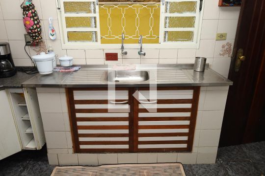 Cozinha 1 de casa à venda com 5 quartos, 250m² em Vila Carmosina, São Paulo