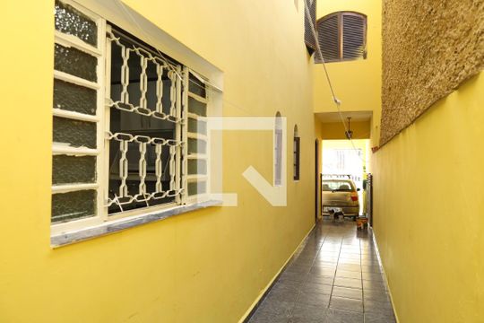 Corredor lateral de casa à venda com 5 quartos, 250m² em Vila Carmosina, São Paulo