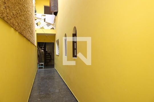 Corredor lateral de casa à venda com 5 quartos, 250m² em Vila Carmosina, São Paulo