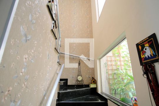 Escada para os Quartos de casa à venda com 3 quartos, 182m² em Vila Talarico, São Paulo