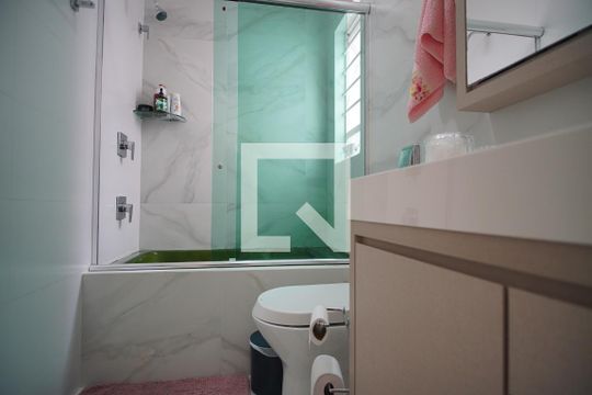 Banheiro da Suíte de casa à venda com 3 quartos, 180m² em Vila Ipiranga, Porto Alegre