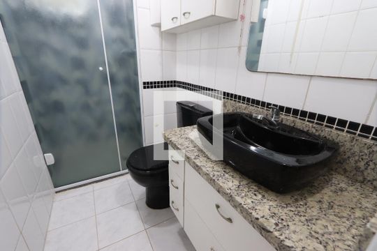 Banheiro de apartamento à venda com 3 quartos, 63m² em Vila Antonieta, São Paulo